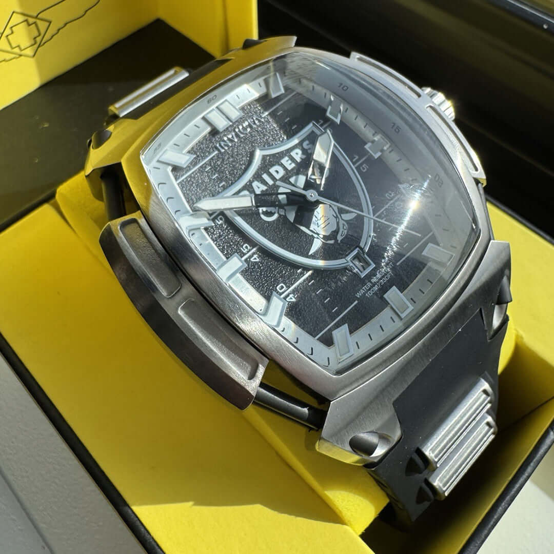 Reloj Invicta Raiders 42800 en caja amarilla, diseño elegante, acero inoxidable y silicona, resistente al agua hasta 100 metros.