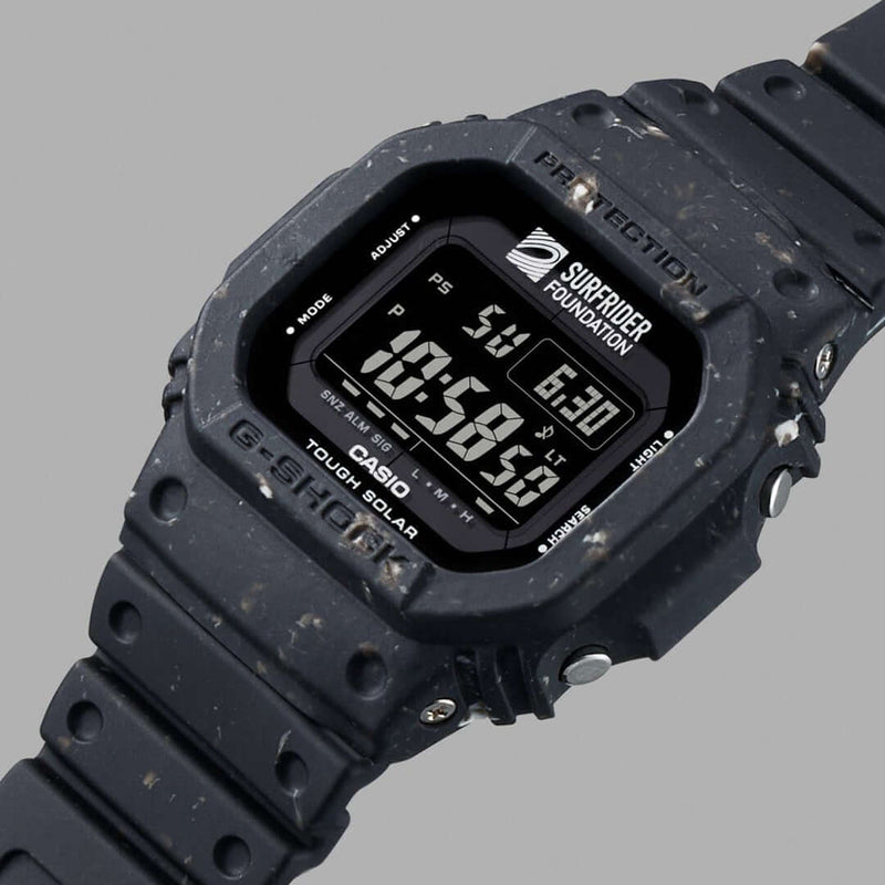 Reloj G-Shock G-5600SRF-1 con pantalla digital, correa de resina resistente y funciones deportivas.