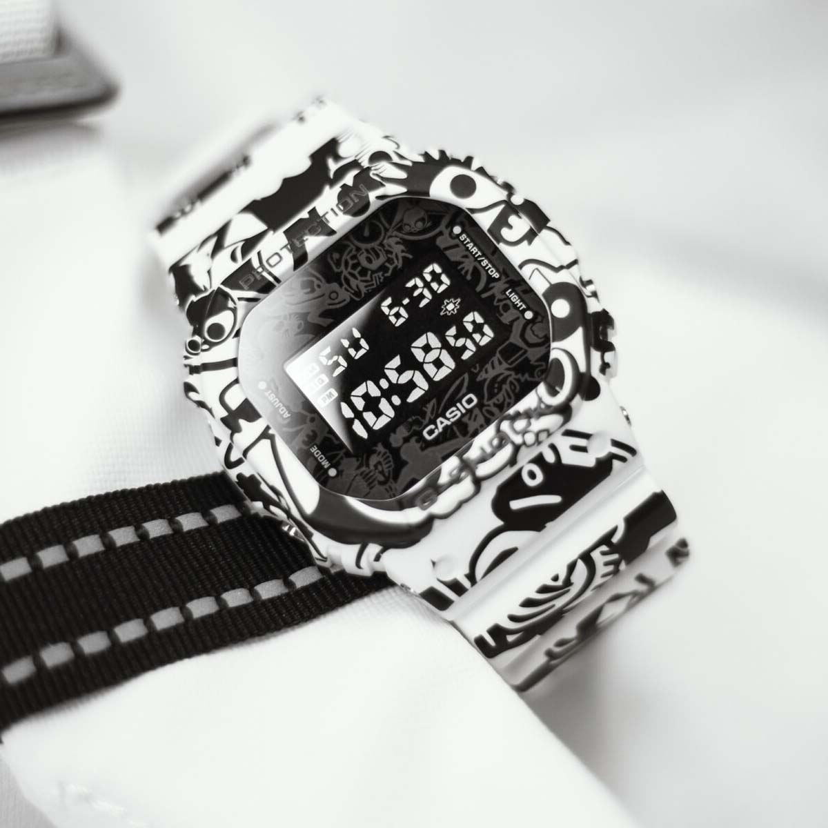 RELOJ G-SHOCK BLANCO CON DISEÑO DW-5600GU-7 G-SK-52