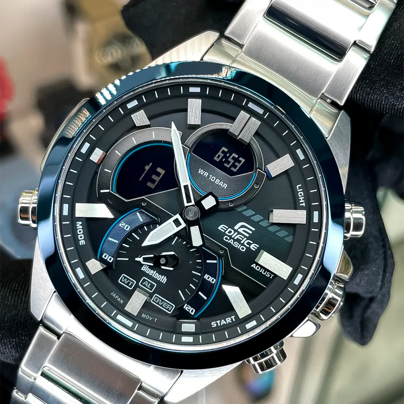 Reloj Casio Edifice ECB-30DB-1A-DF plateado-negro con correa de acero inoxidable y funciones modernas.