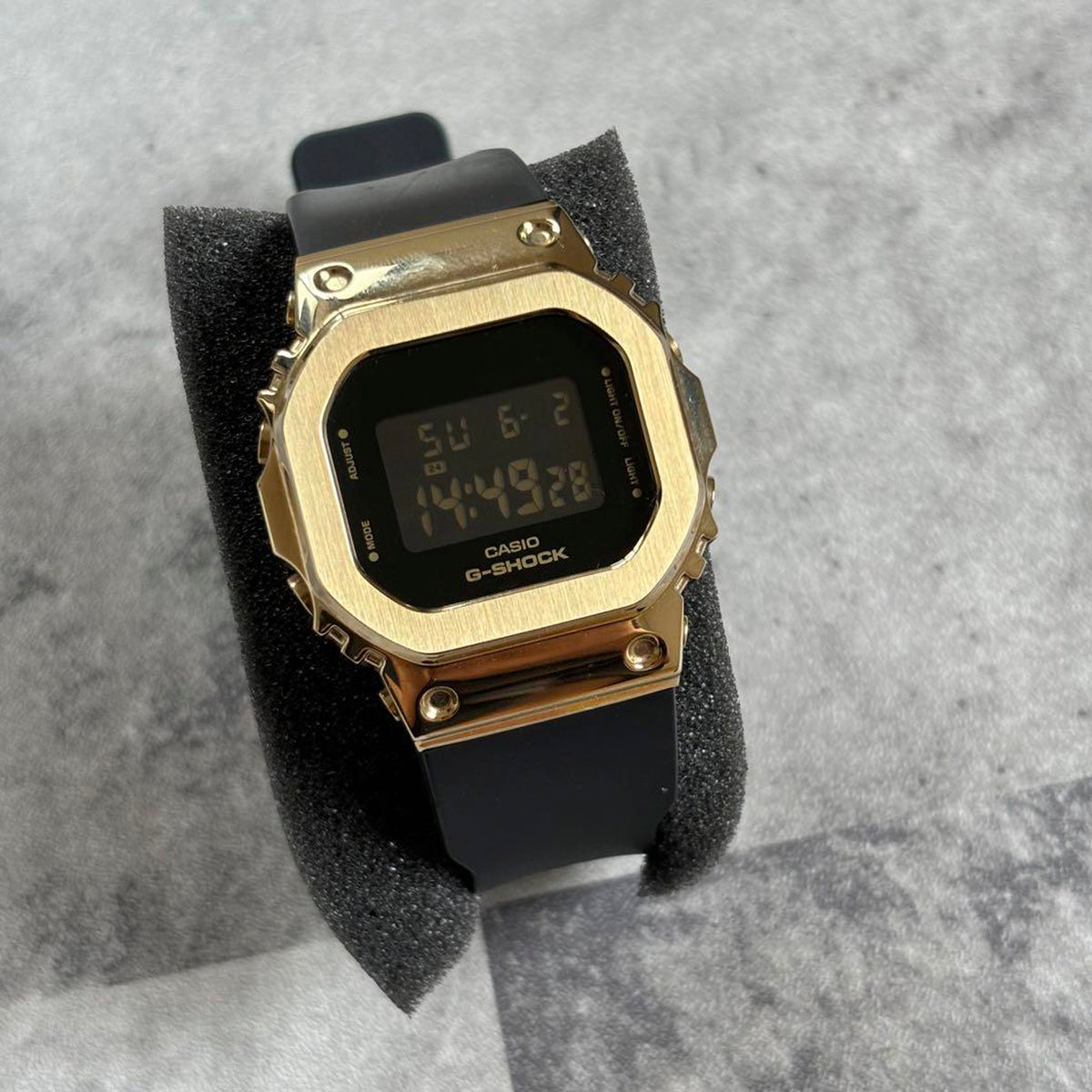 RELOJ G-SHOCK NEGRO CON DORADO G-S-M-6