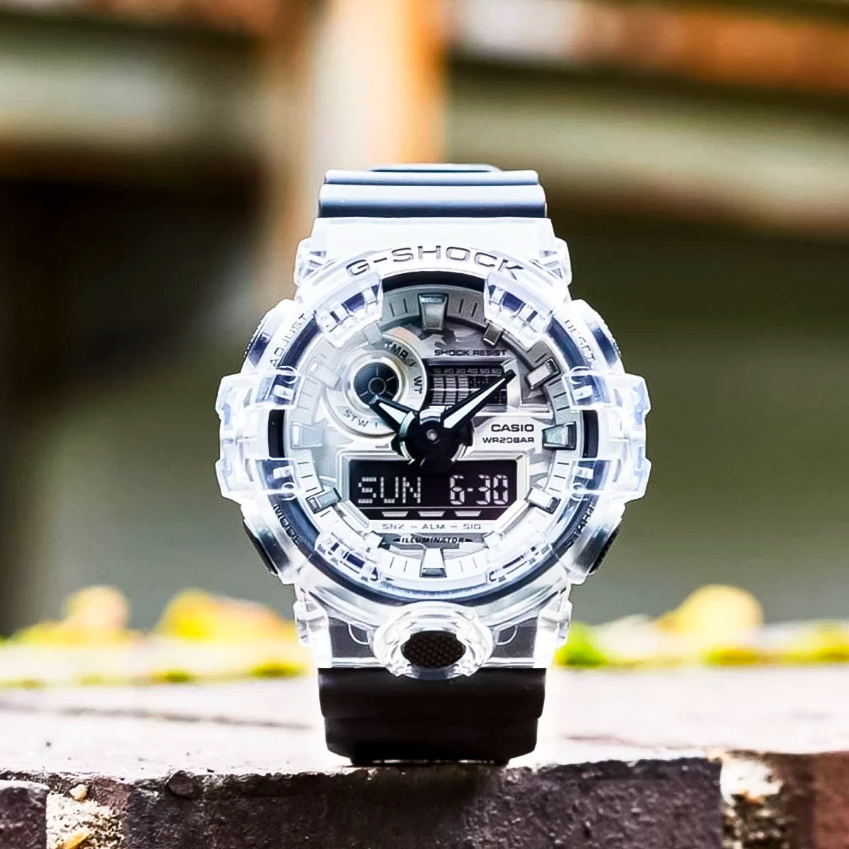 RELOJ G-SHOCK GRIS TRANSPARENTE CON NEGRO GA-700SKC-1A G-SK-105