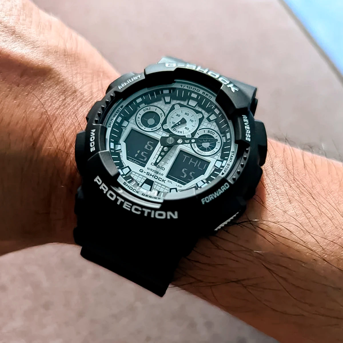 RELOJ G-SHOCK NEGRO CON BLANCO GA-100BW-1A G-SK-39