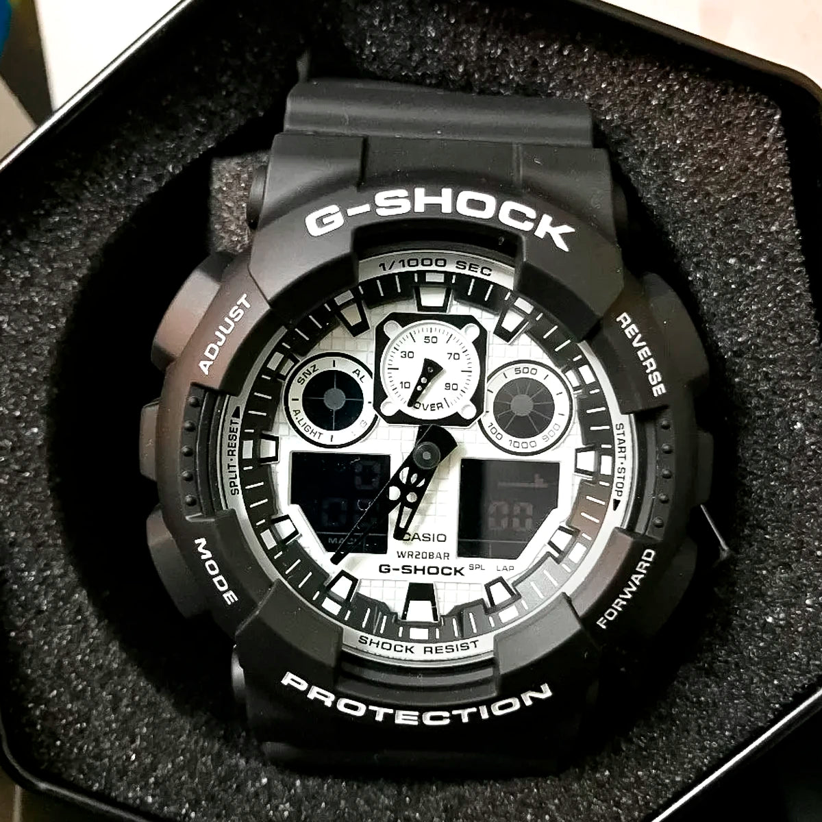 RELOJ G-SHOCK NEGRO CON BLANCO GA-100BW-1A G-SK-39