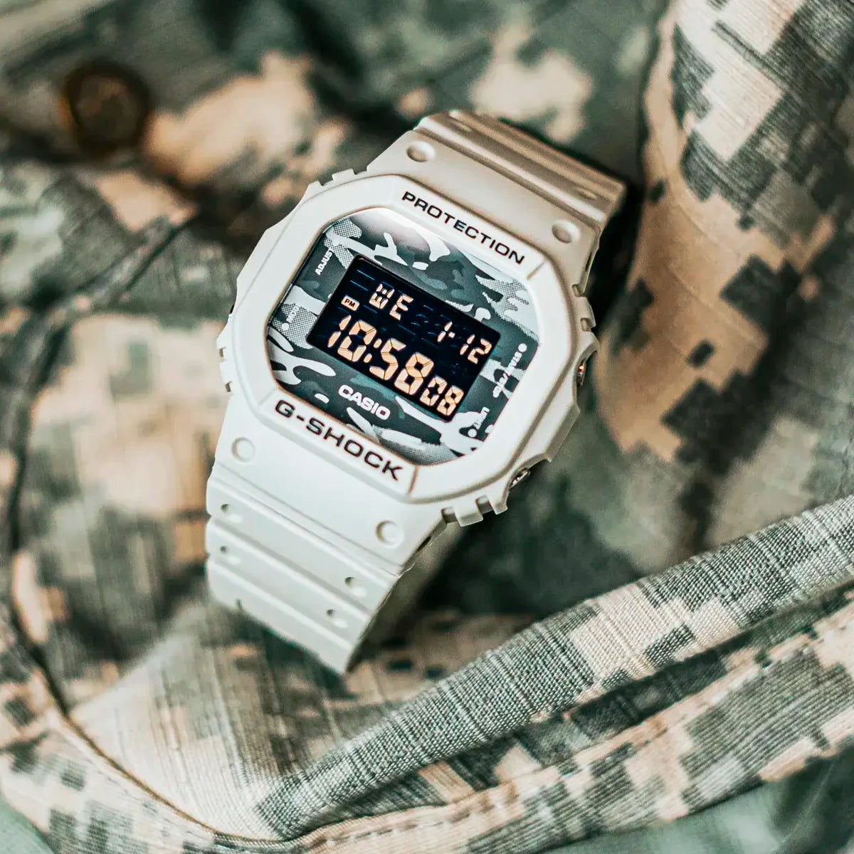 RELOJ G-SHOCK GRIS CON CAMUFLAJE DW-5600CA-8D G-SK-48