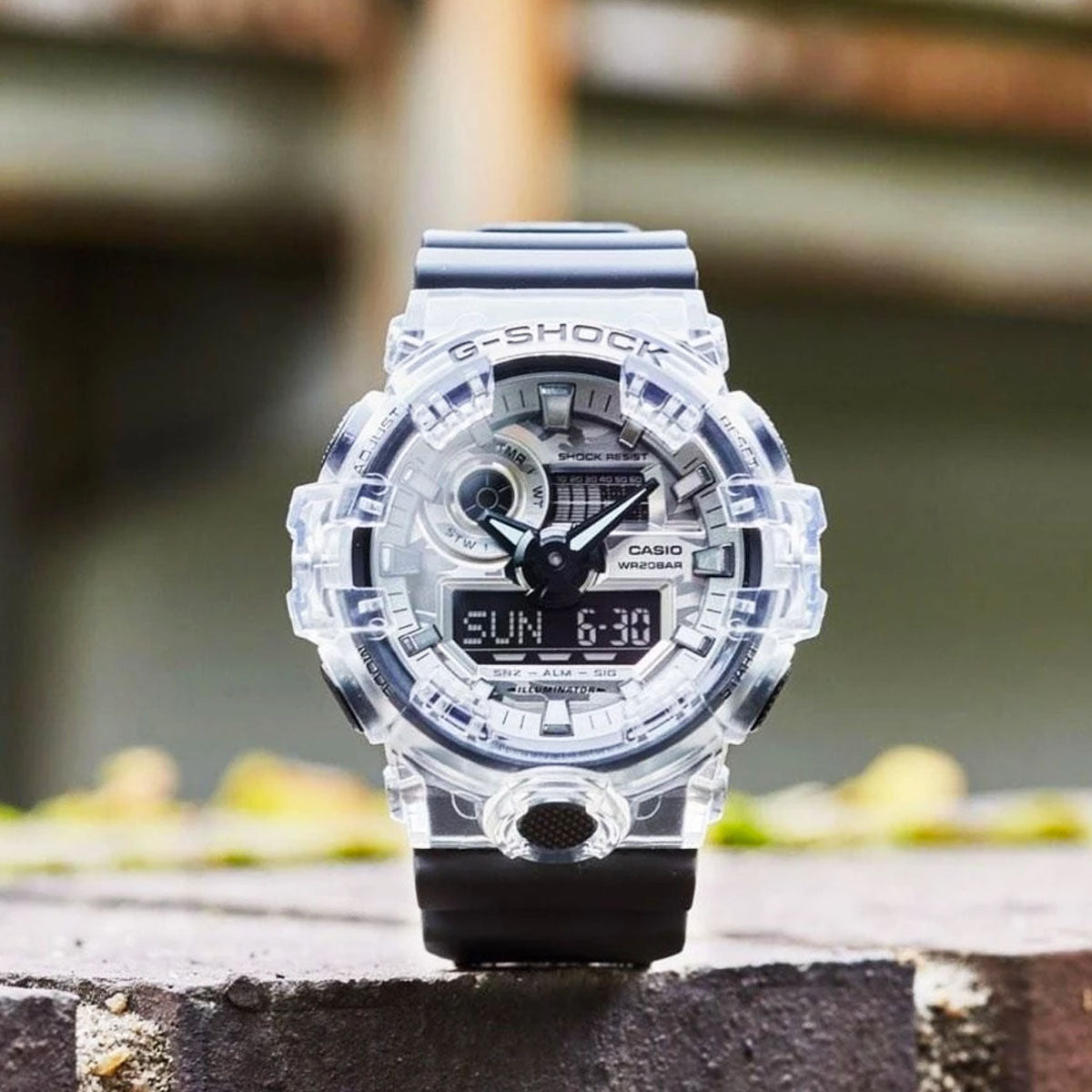 RELOJ G-SHOCK GRIS TRANSPARENTE CON NEGRO GA-700SKC-1A G-SK-105