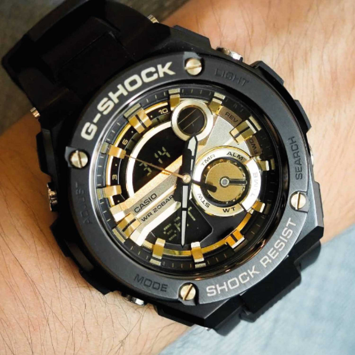 RELOJ G-SHOCK NEGRO CON DORADO G-S-216