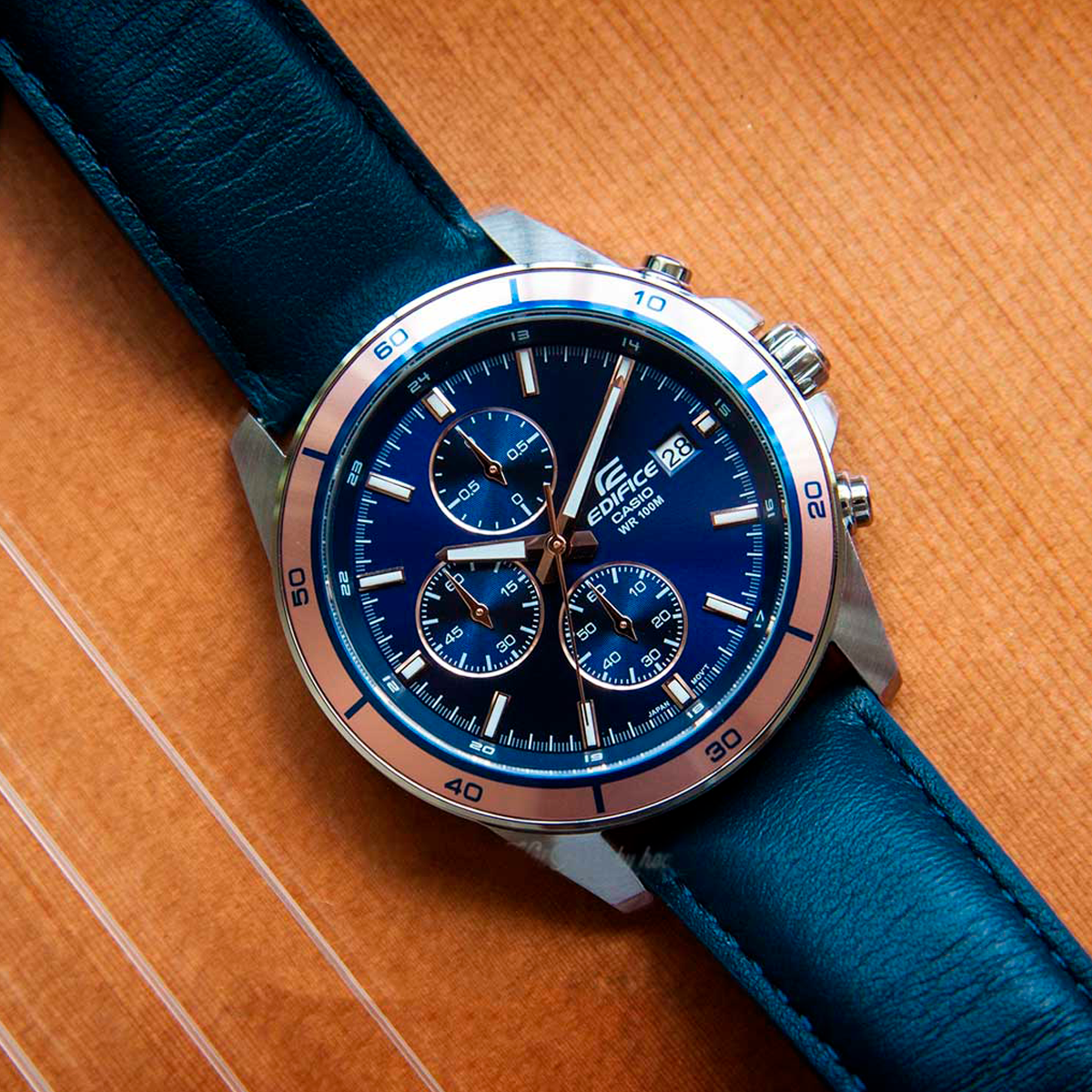 Reloj Casio EFR-526L-2AV con correa de cuero azul y esfera plateada, elegante y moderno para el hombre actual.