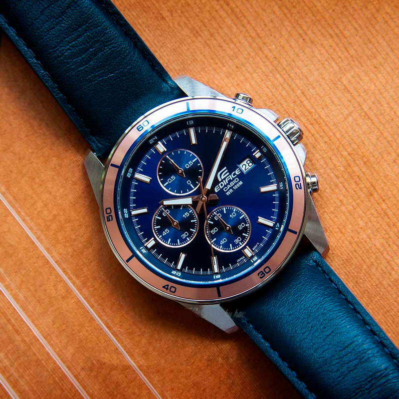 Reloj Casio EFR-526L-2AV con correa de cuero azul y esfera plateada, elegante y moderno para el hombre actual.