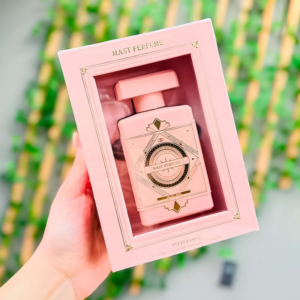 Frasco de perfume Mast Perfume Velvet Rose para mujer, presentación elegante en caja rosa.