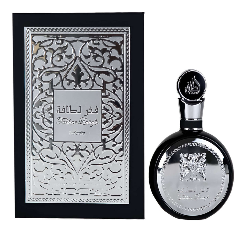 Perfume Fakhar Black de Lattafa 100ml para hombres, presentación elegante con acabado plateado y detalles intrincados.