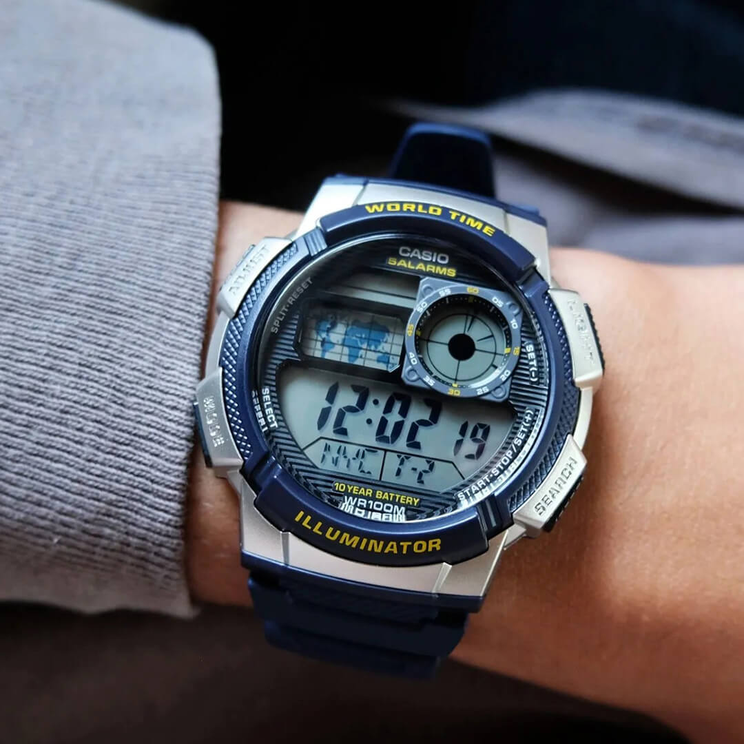 Vista cercana del Casio AE-1000W-2AV azul con pantalla de hora mundial