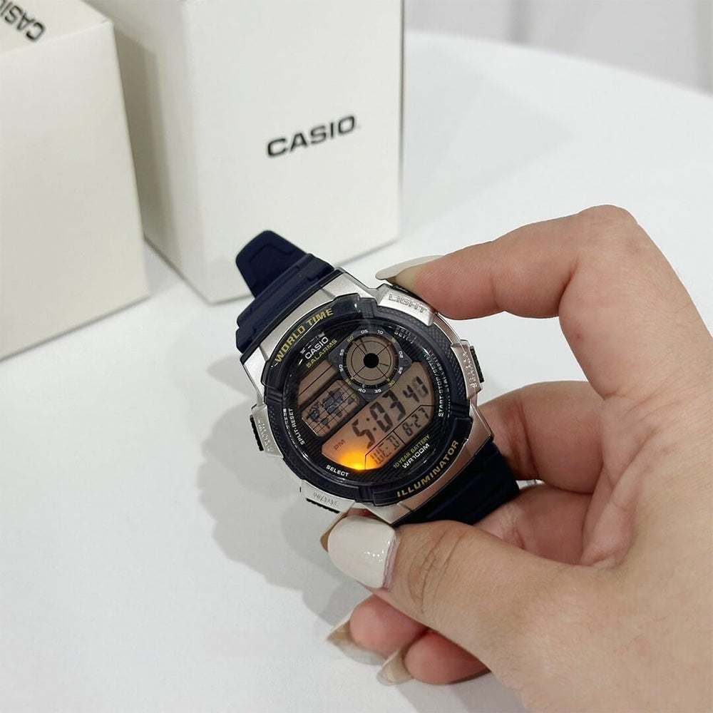 Detalle del Casio AE-1000W-2AV en la mano con luz de pantalla activada