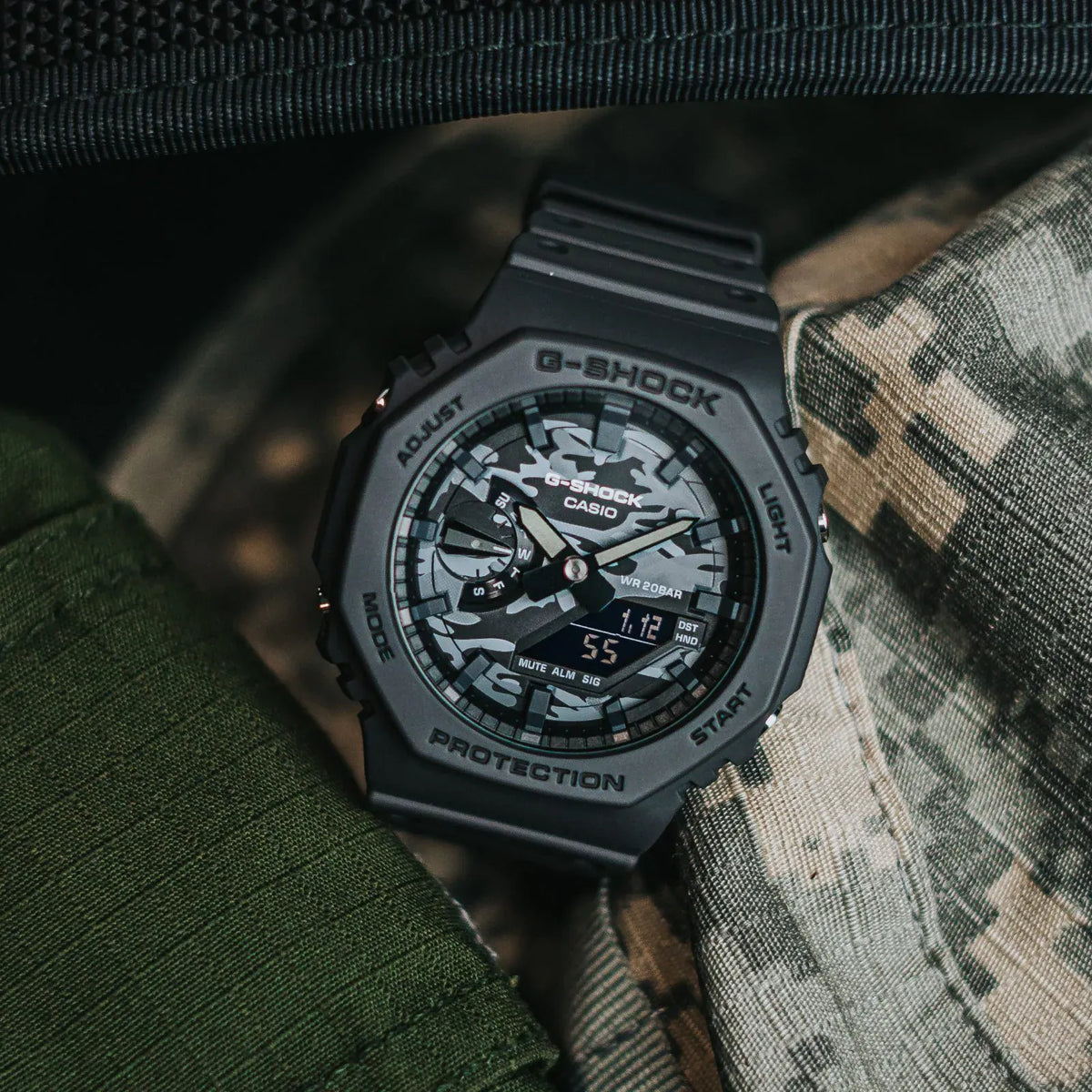 RELOJ G-SHOCK OCTAGONAL GRIS CAMUFLADO G-S-136