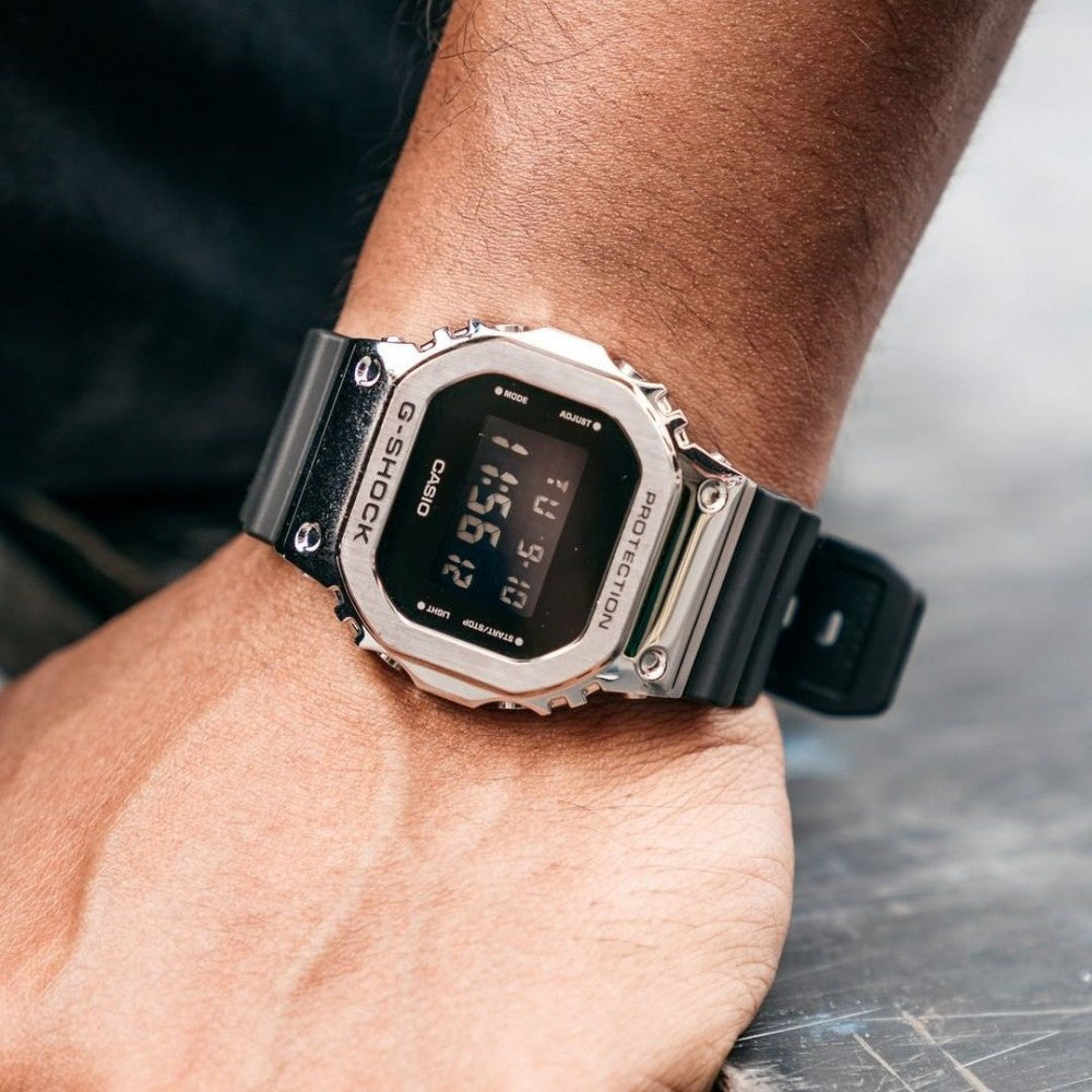 RELOJ G-SHOCK PLATA CON NEGRO G-S-118