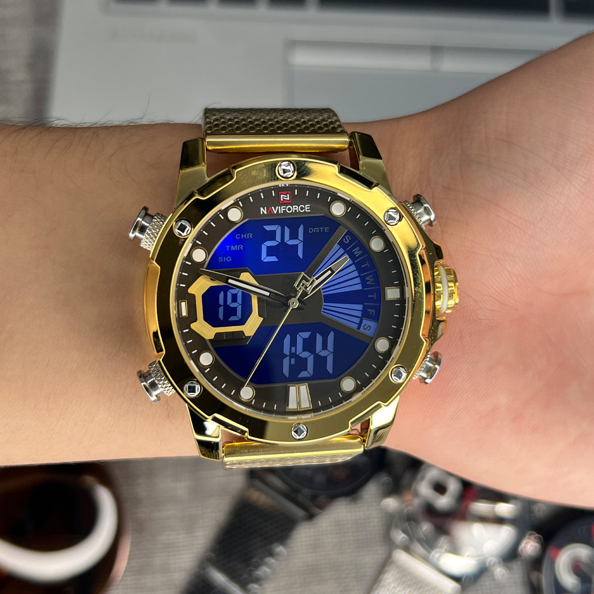 RELOJ NAVIFORCE ACERO MALLA DORADO NAV-9