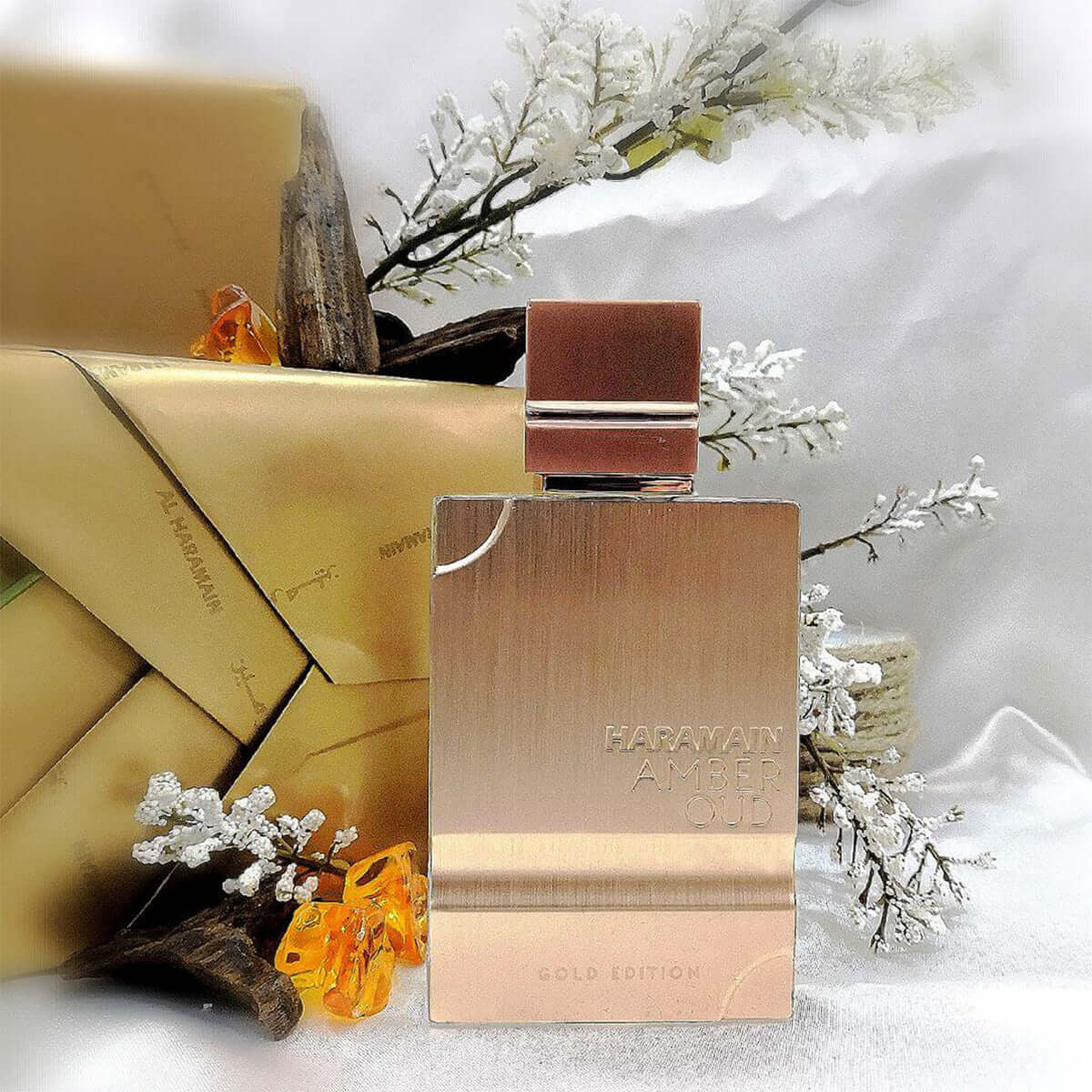Perfume Amber Oud Gold Edition con notas de bergamota, piña y vainilla.