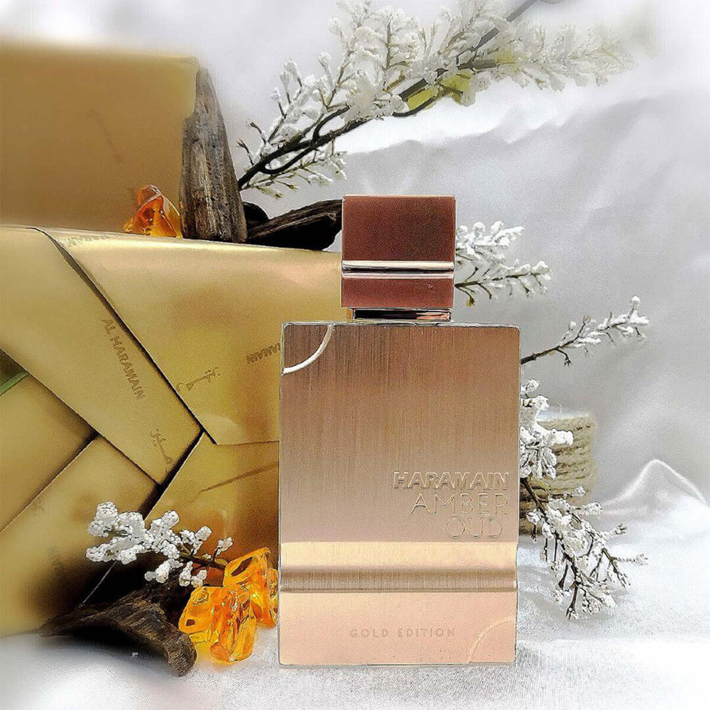 Perfume Amber Oud Gold Edition con notas de bergamota, piña y vainilla.