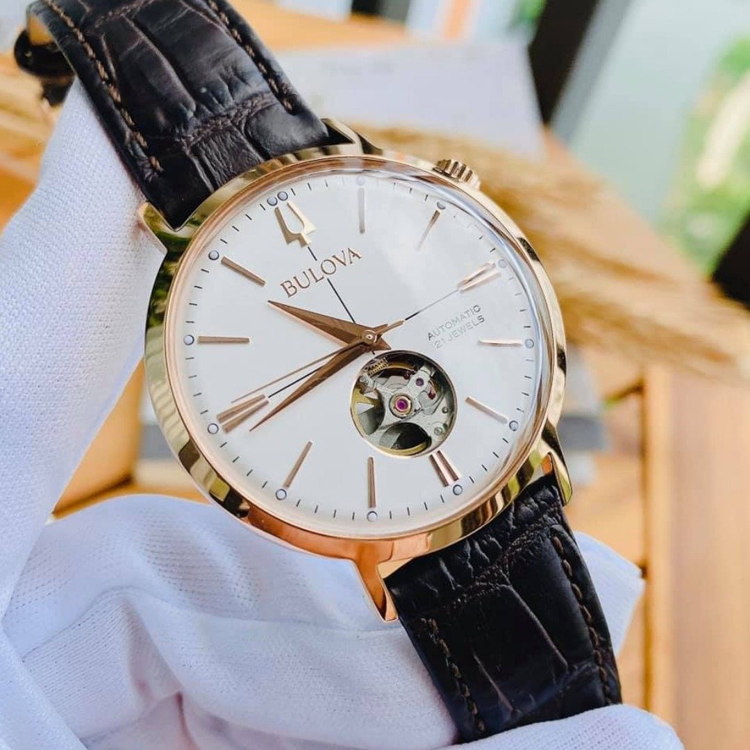 Vista lateral del reloj Bulova Aerojet 97A136 con caja oro rosa y correa negra.
