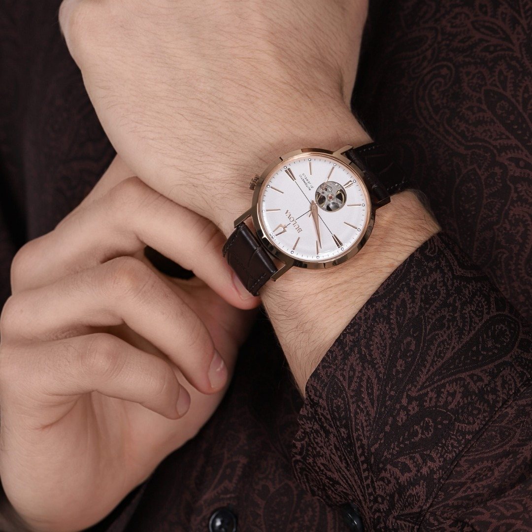 Reloj Bulova Aerojet 97A136 colocado en la muñeca.