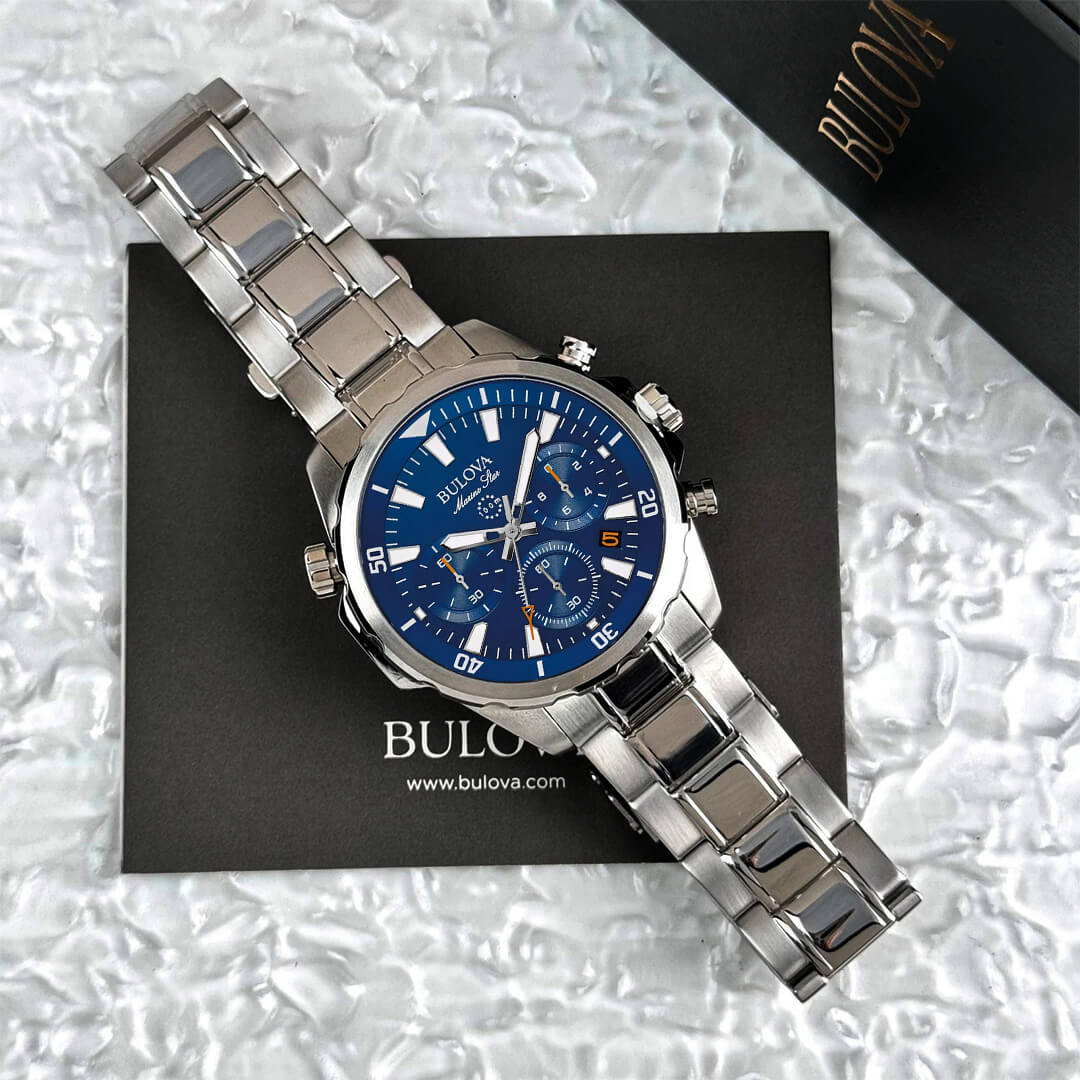 Reloj Bulova Marine Star 96B256 puesto en la muñeca, estilo cronógrafo deportivo