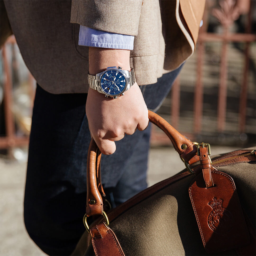 Reloj Bulova Marine Star 96B256 puesto en la muñeca de un hombre en la calle