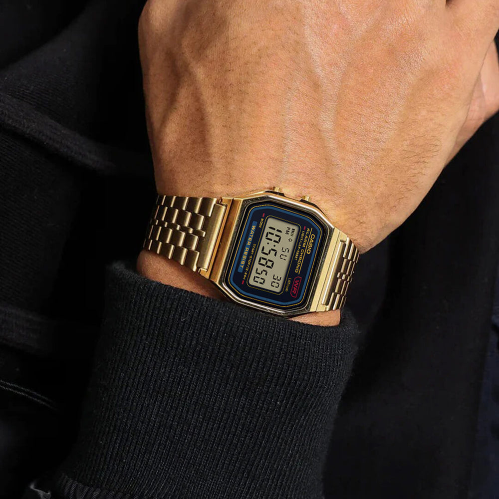 Reloj Casio A159WGEA-1D puesto en la muñeca, estilo retro clásico