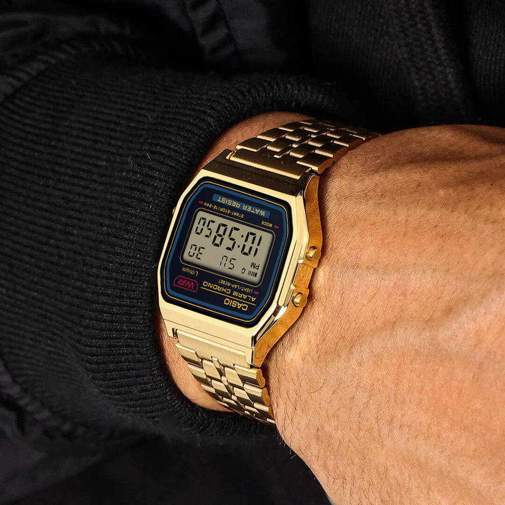 Reloj Casio A159WGEA-1D puesto en la muñeca, estilo retro clásico
