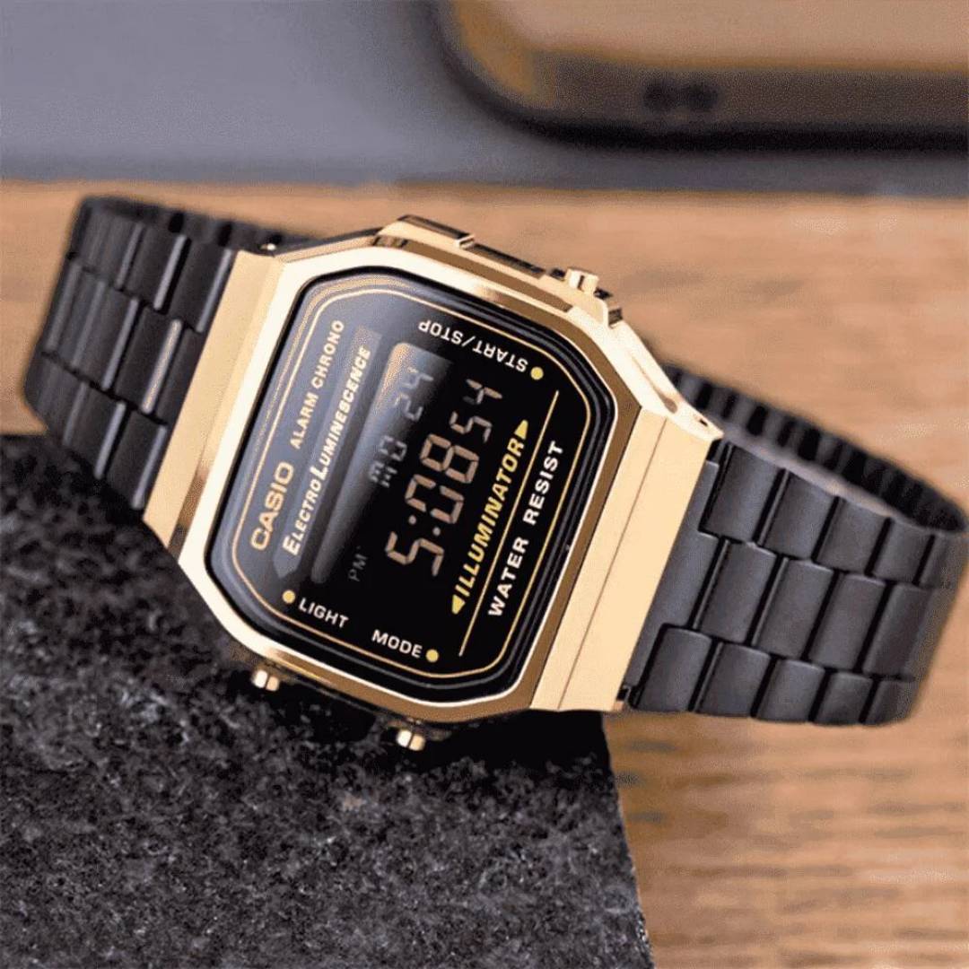 Vista lateral del Reloj Casio A168WEGB-1B con brazalete negro de acero inoxidable y cierre ajustable.