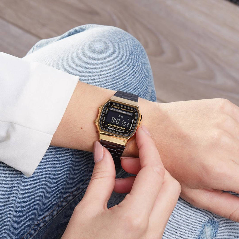 Reloj Casio A168WEGB-1B puesto en la muñeca, estilo vintage moderno para mujer.