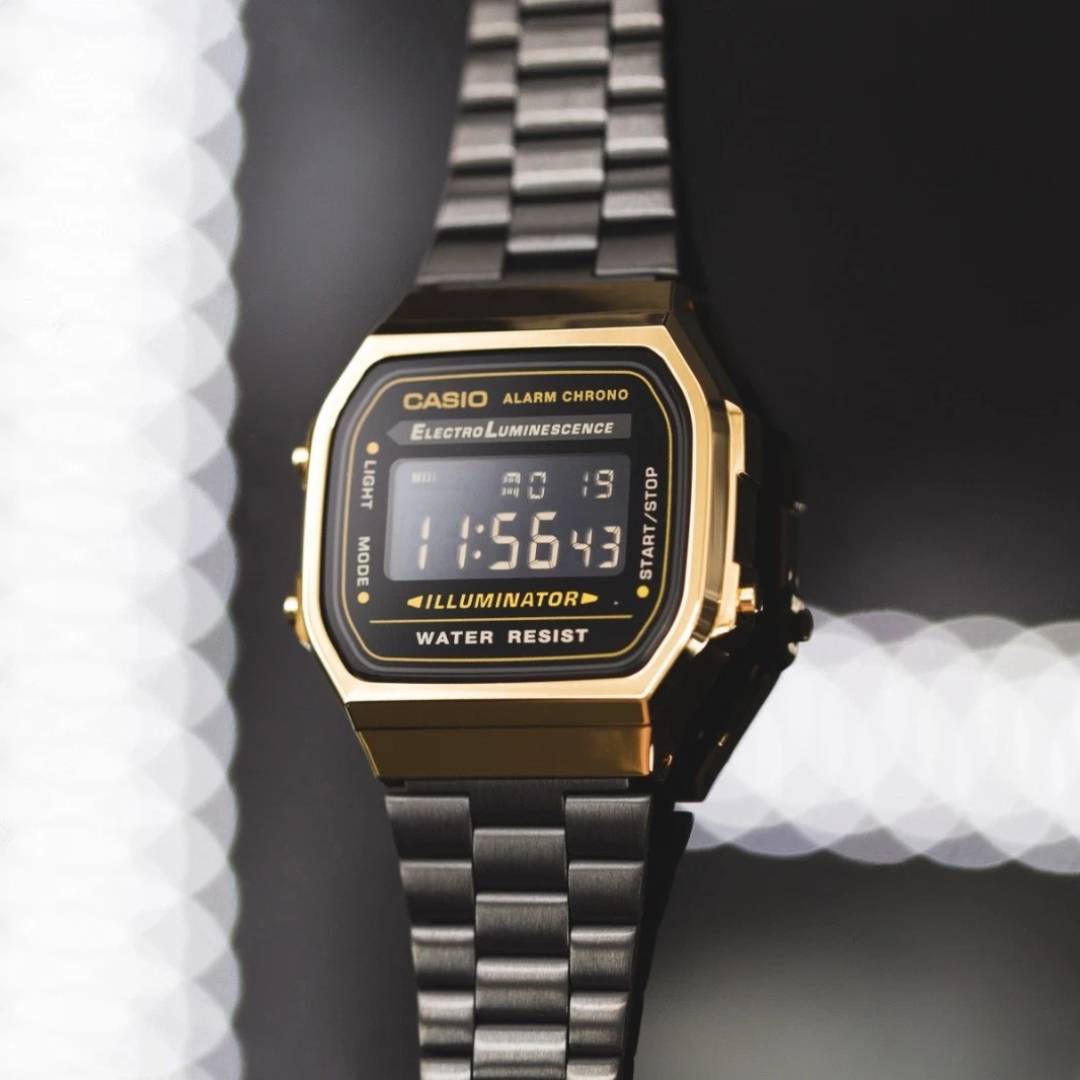 Detalle de la pantalla digital con iluminación EL del Reloj Casio A168WEGB-1B en acabado negro.