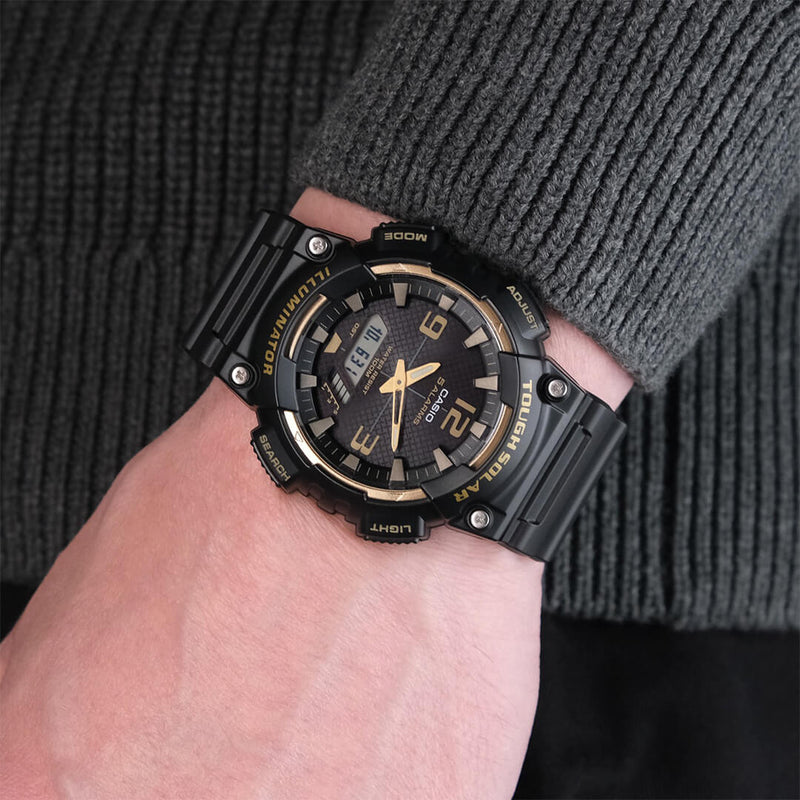 Reloj Casio AQ-S810W-1A3V puesto en la muñeca, estilo deportivo urbano