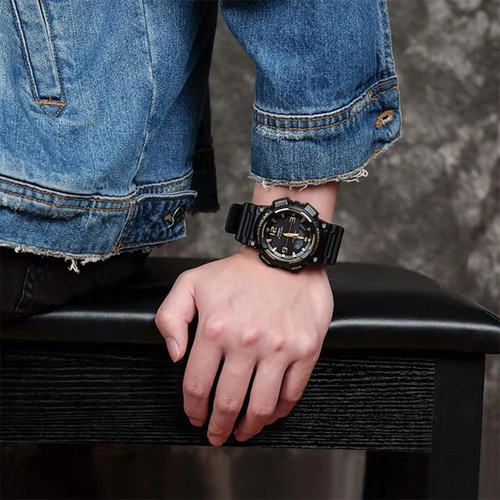 Reloj Casio AQ-S810W-1A3V puesto en la muñeca, estilo deportivo urbano