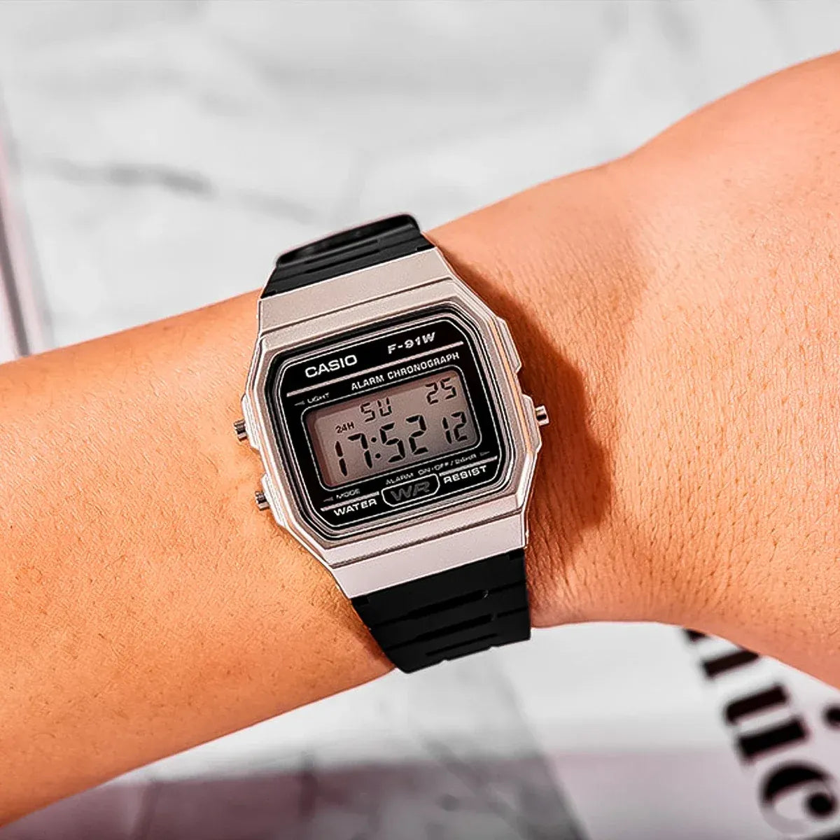 Casio F-91WM-7ACF hombre reloj digital negro ligero para uso diario.