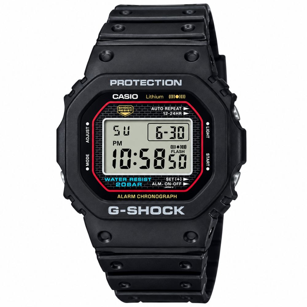 Reloj Casio G-SHOCK DW-5000R-1A negro con caja cuadrada, pantalla digital y detalles rojos, azules y amarillos, vista frontal.