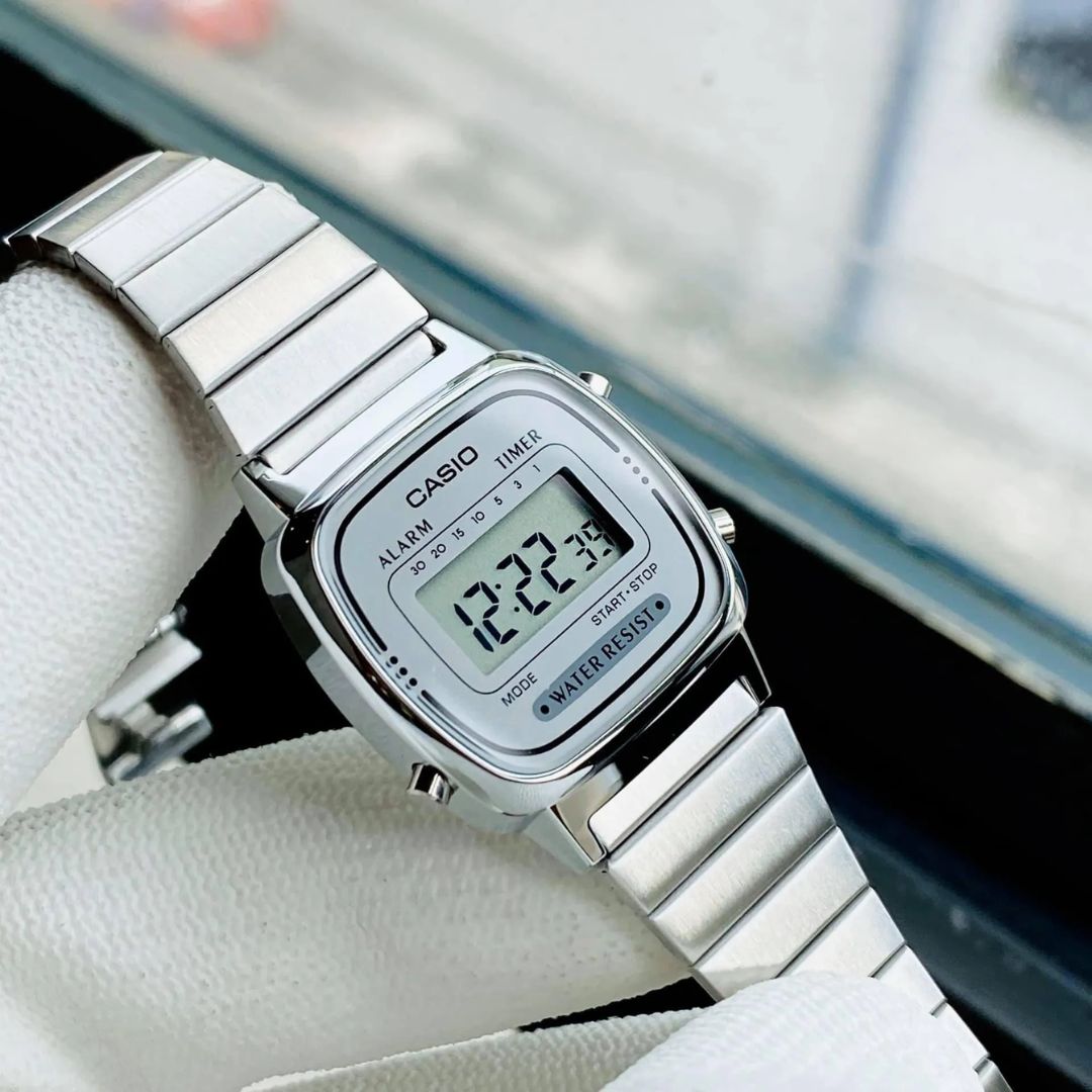 Reloj Casio LA670WA-7D plateado digital vintage para mujer