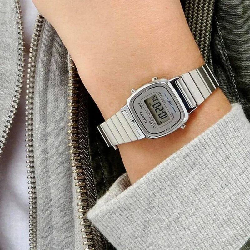 Reloj Casio LA670WA-7D puesto en la muñeca, estilo retro compacto