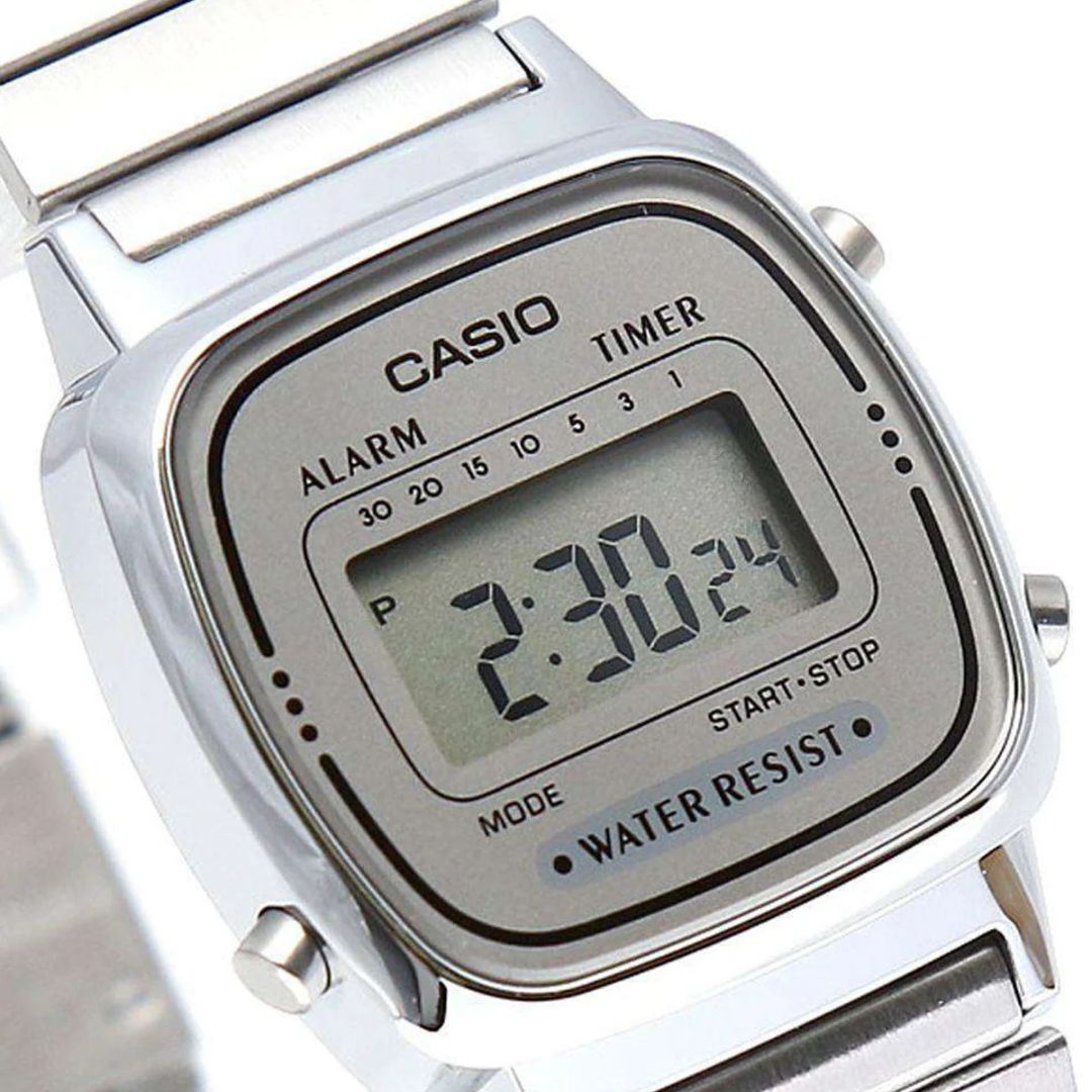 Vista lateral del Reloj Casio LA670WA-7D con brazalete de acero plateado, detalle de la pantalla