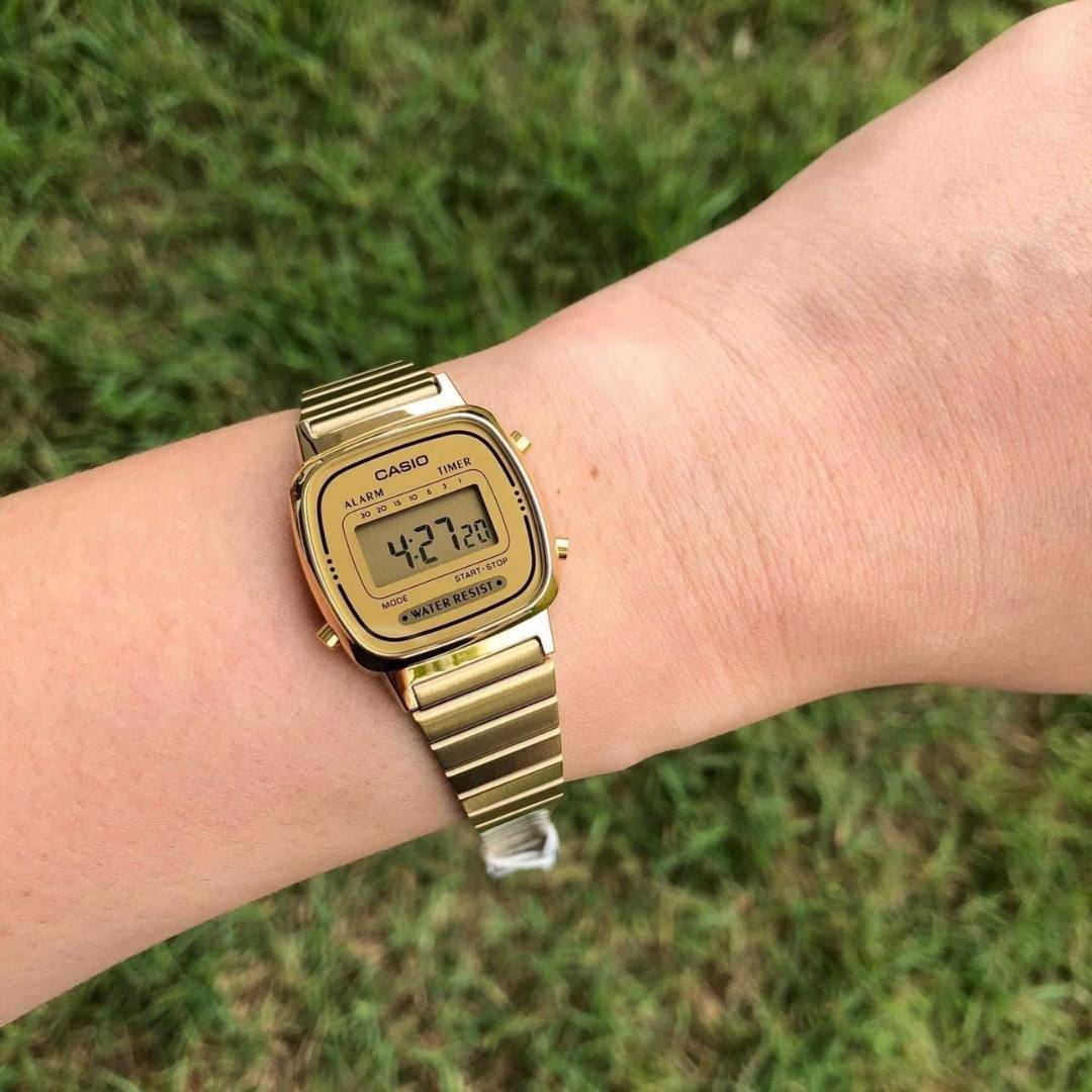 Reloj Casio LA670WGA-9CF para mujer puesta en muñeca, estilo casual.