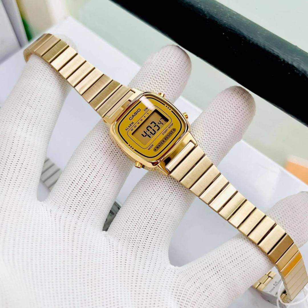 Detalle de la correa del Reloj Casio LA670WGA-9CF vintage dorado para mujer