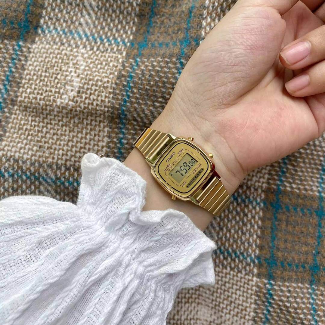 Casio LA670WGA-9CF puesto en muñeca en vintage dorado para mujer 