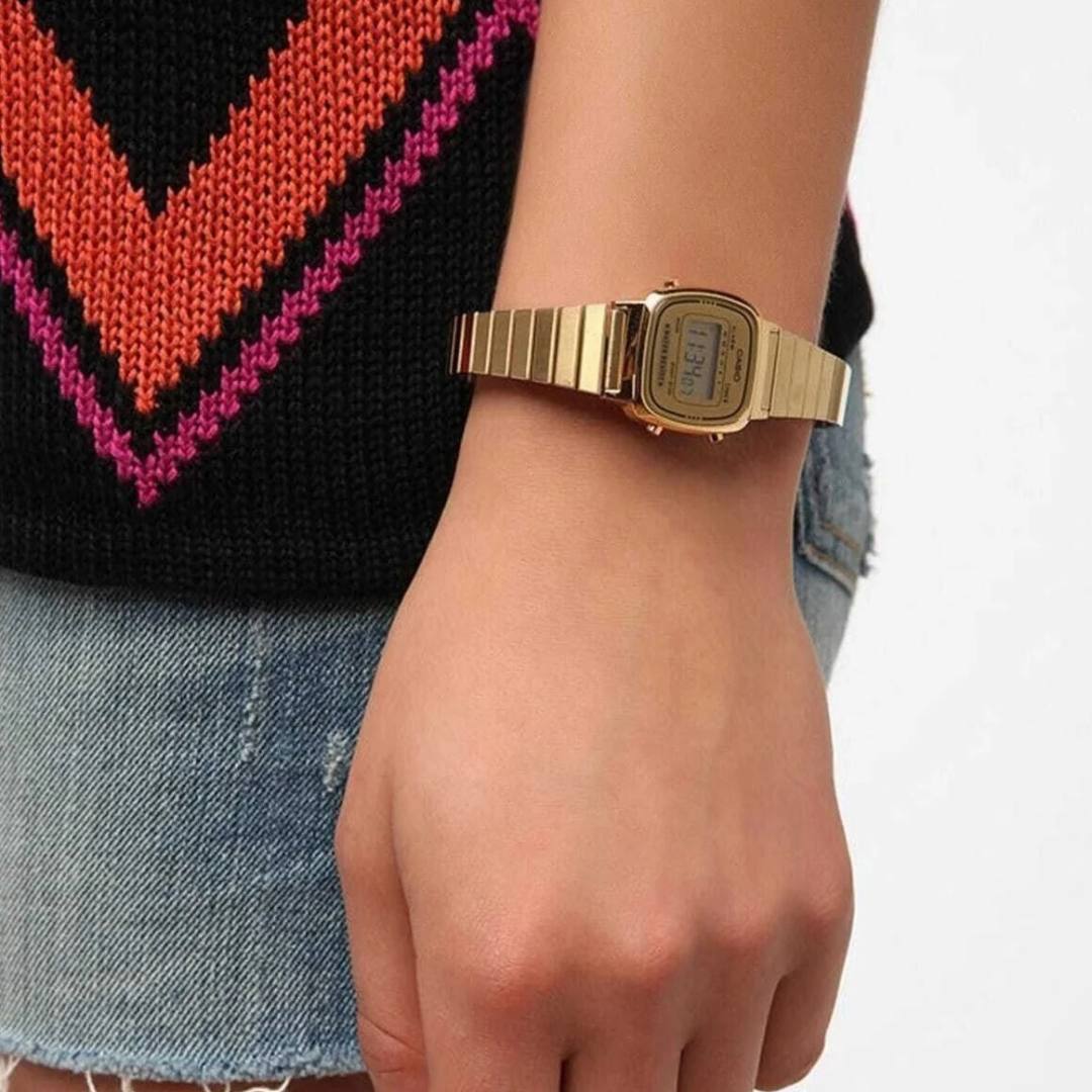 Casio LA670WGA-9CF vintage dorado para mujer puesto en muñeca estilo casual y femenino.