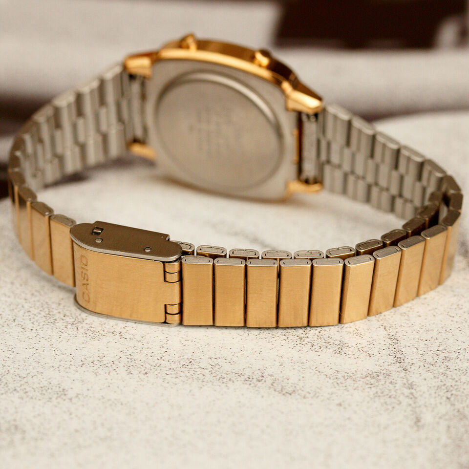 Reloj digital Casio LA670WGA-9CF con brazalete dorado