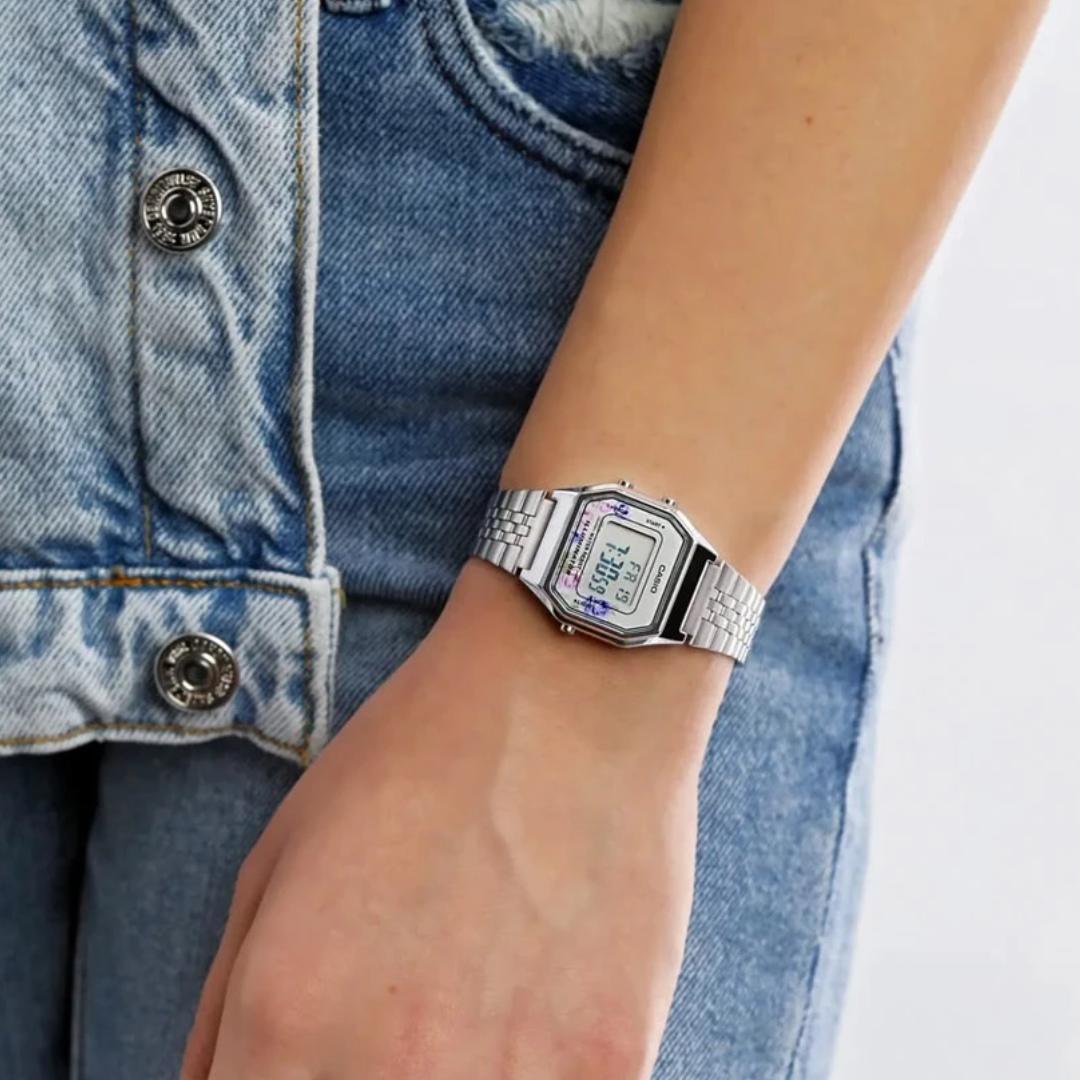 Reloj Casio LA680WA-4C puesto en la muñeca, estilo clasico
