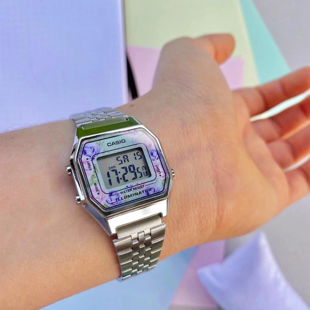 Reloj Casio LA680WA-4C puesto en la muñeca, estilo retro octogonal