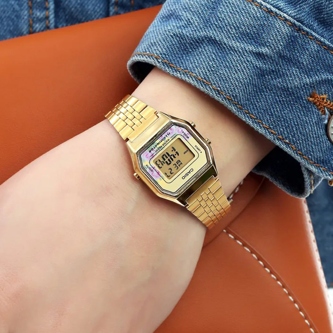 Reloj digital Casio LA680WGA-4CDF con brazalete dorado