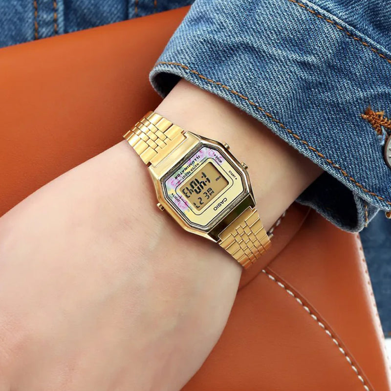 Reloj digital Casio LA680WGA-4CDF con brazalete dorado