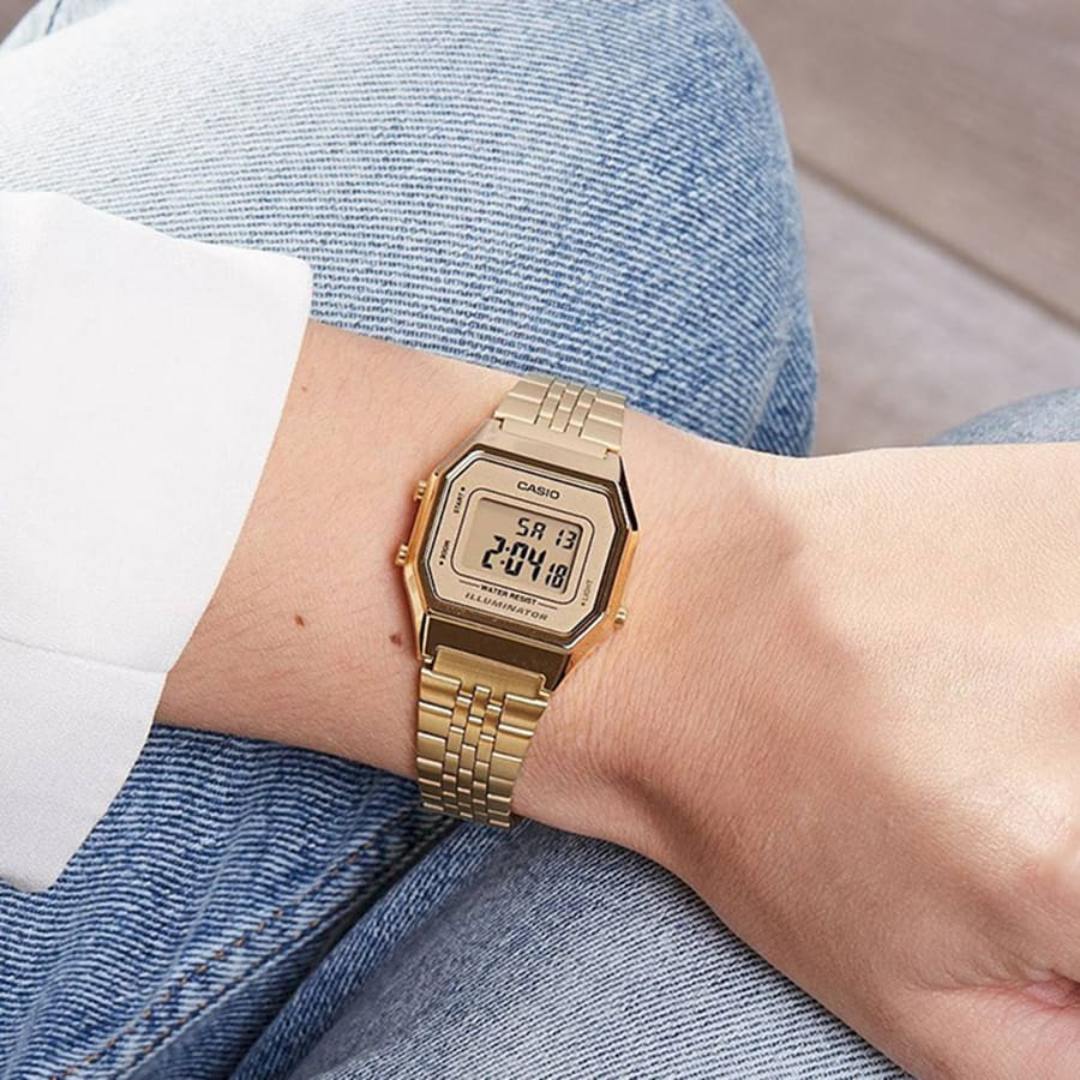 Reloj Casio LA680WGA-9DF puesto en la muñeca, estilo vintage clásico para mujer.