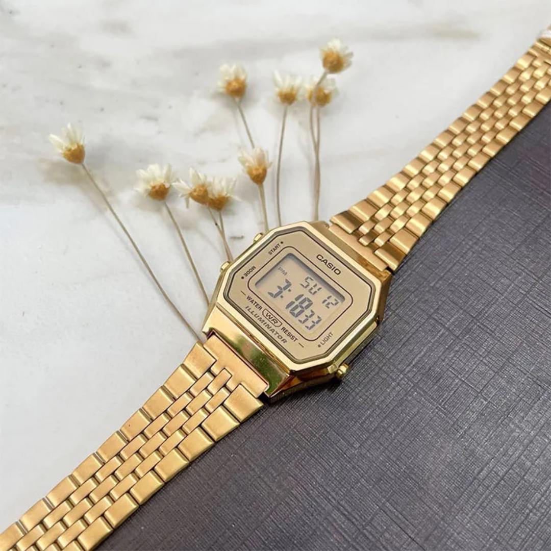 Vista lateral del Reloj Casio LA680WGA-9DF con brazalete dorado de acero inoxidable y cierre ajustable.