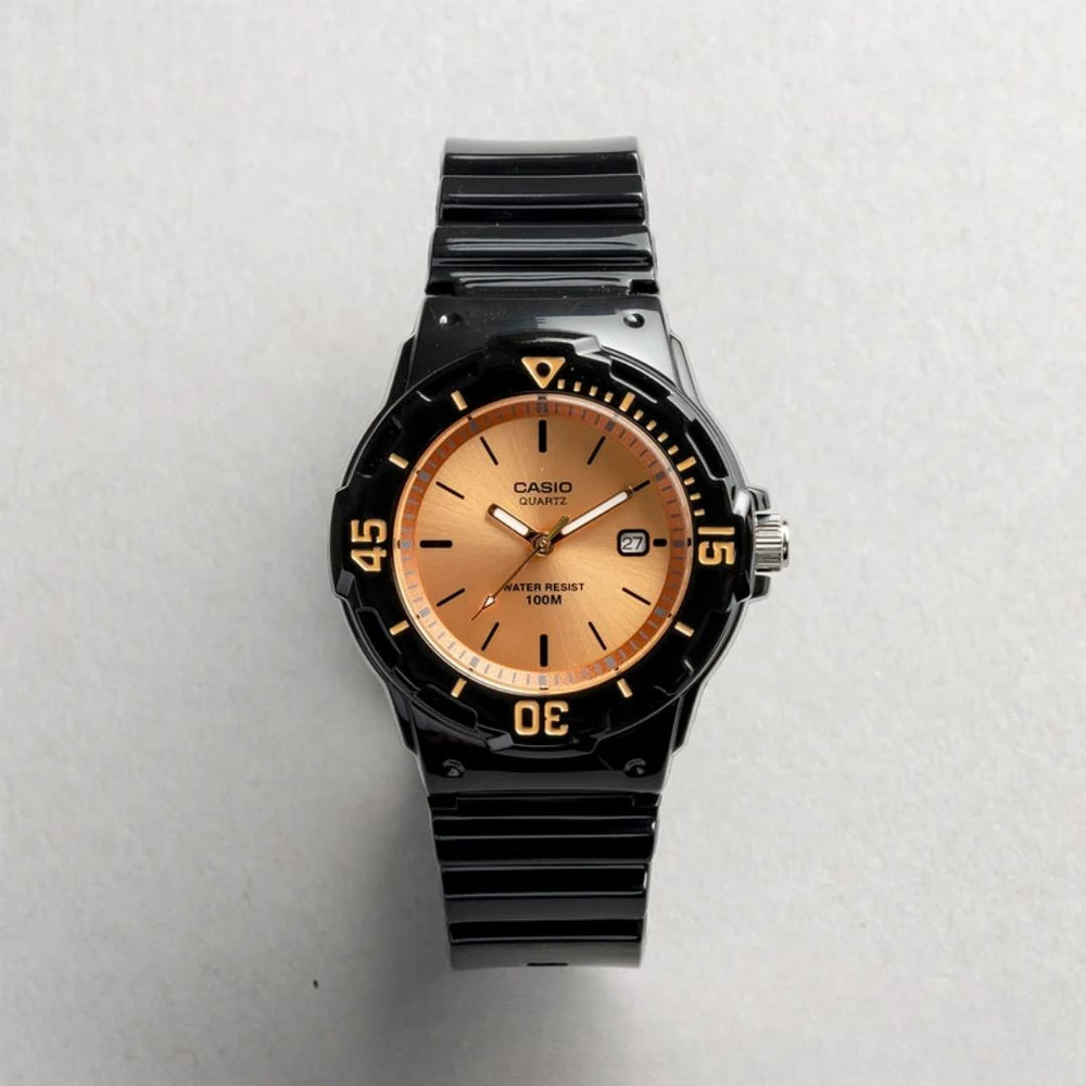 Reloj Casio LRW-200H-9E2VDF negro con esfera oro rosa para mujer